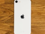 L'iPhone SE de dos // Source : Julien Cadot pour Numerama