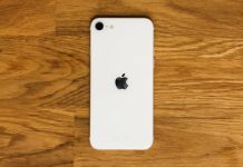 L'iPhone SE de dos // Source : Julien Cadot pour Numerama L'iPhone SE de dos // Source : Julien Cadot pour Numerama