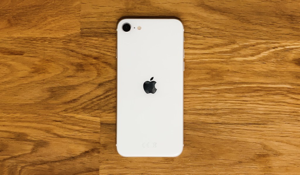 L'iPhone SE de dos // Source : Julien Cadot pour Numerama