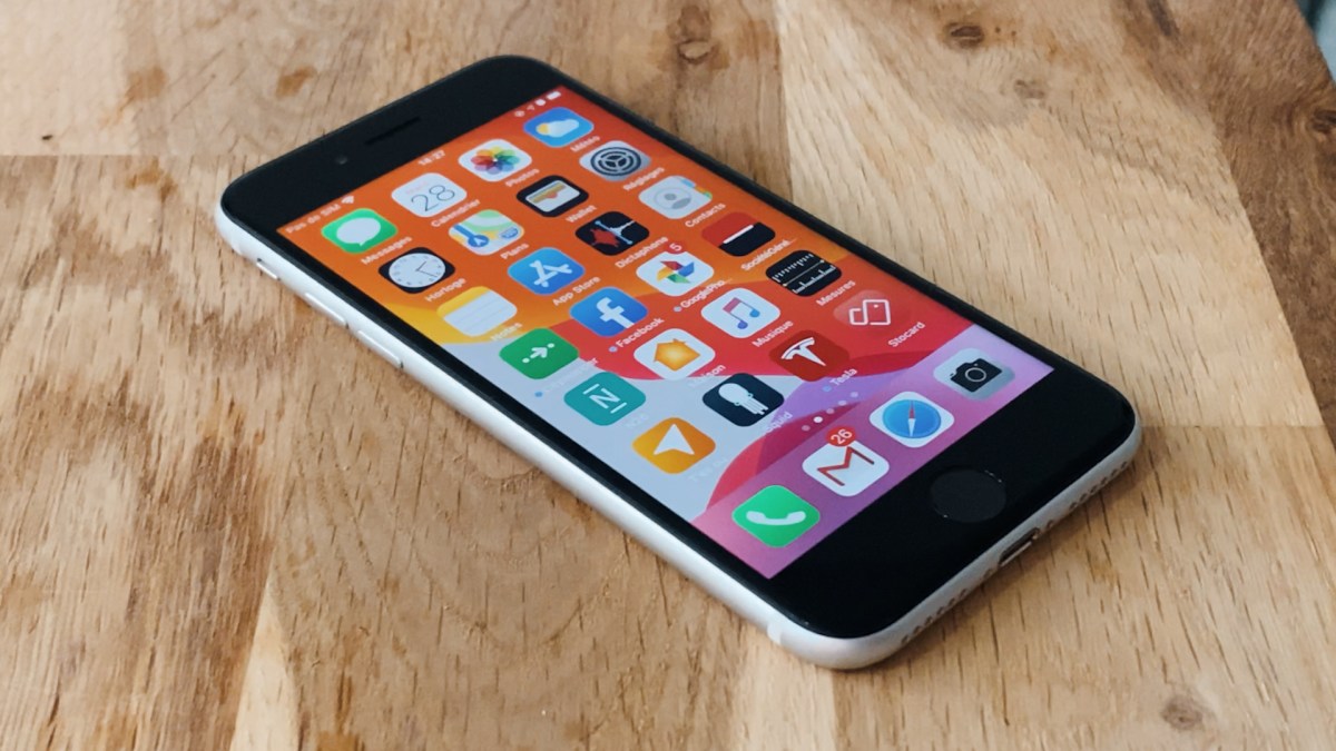 L'iPhone SE 2020, des airs d'iPhone 8 // Source : Julien Cadot pour Numerama L'iPhone SE 2020, des airs d'iPhone 8 // Source : Julien Cadot pour Numerama