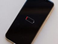 Un iPhone X en charge. // Source : Flickr/CC/Kārlis Dambrāns (photo recadrée)