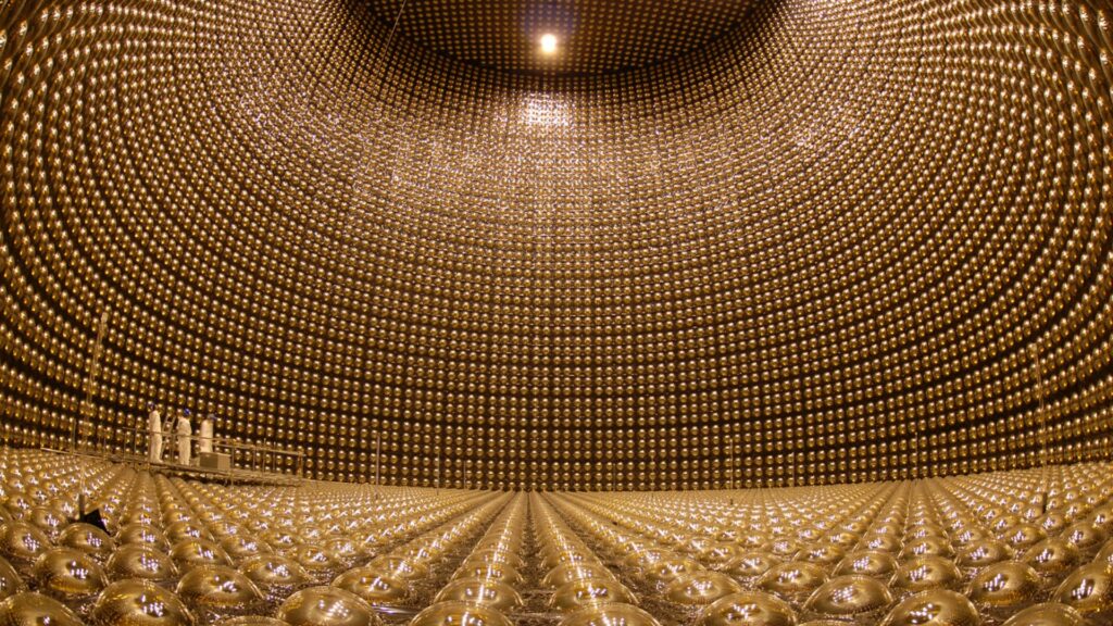 C'est dans ce type d'observatoire que les neutrinos ont été détectés et mesurés. // Source : Kamioka Observatory, Institute for Cosmic Ray Research C'est dans ce type d'observatoire que les neutrinos ont été détectés et mesurés. // Source : Kamioka Observatory, Institute for Cosmic Ray Research