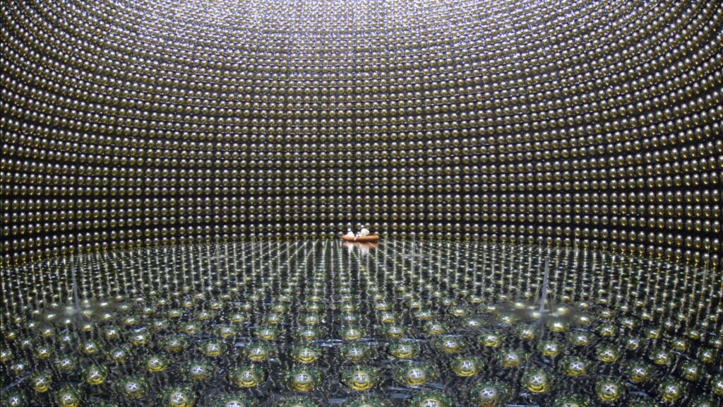 Voici à quoi ressemble l'observatoire, ce gigantesque bassin d'eau muni de milliers de détecteurs. // Source : Kamioka Observatory, Institute for Cosmic Ray Research