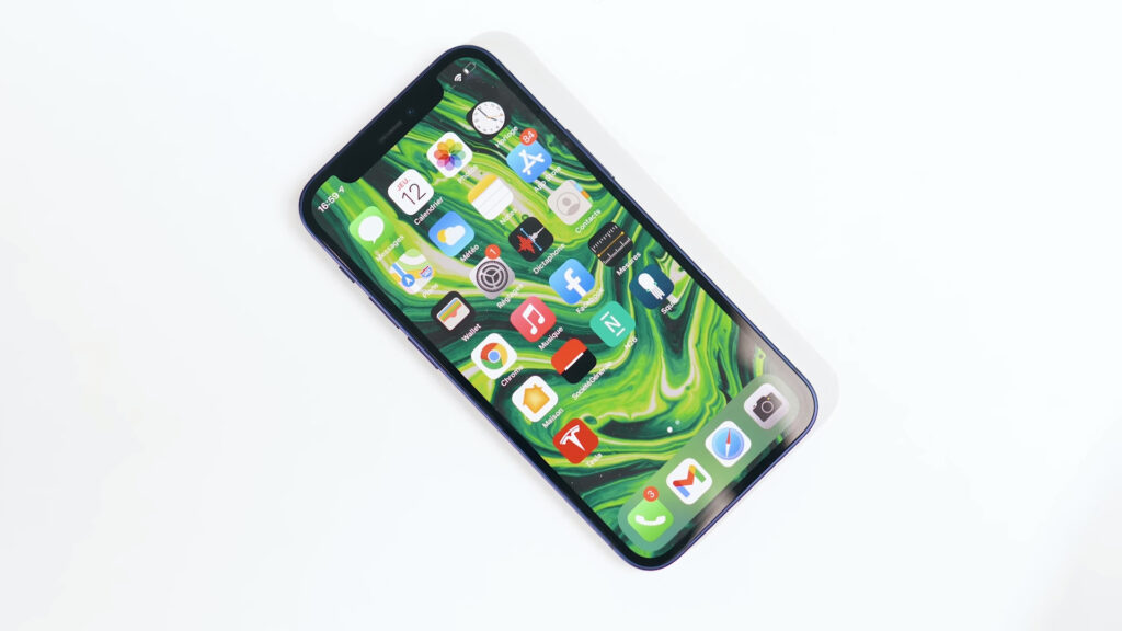 L'iPhone 12 mini // Source : Louise Audry pour Numerama