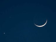 Conjonction entre la Lune, Mars et Vénus. // Source : Flickr/CC/UnknownNet Photography (photo recadrée)