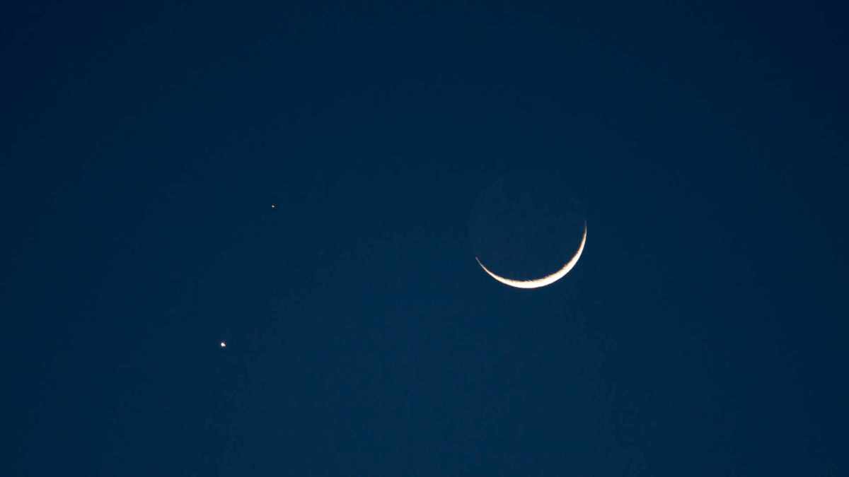Conjonction entre la Lune, Mars et Vénus. // Source : Flickr/CC/UnknownNet Photography (photo recadrée) Conjonction entre la Lune, Mars et Vénus. // Source : Flickr/CC/UnknownNet Photography (photo recadrée)