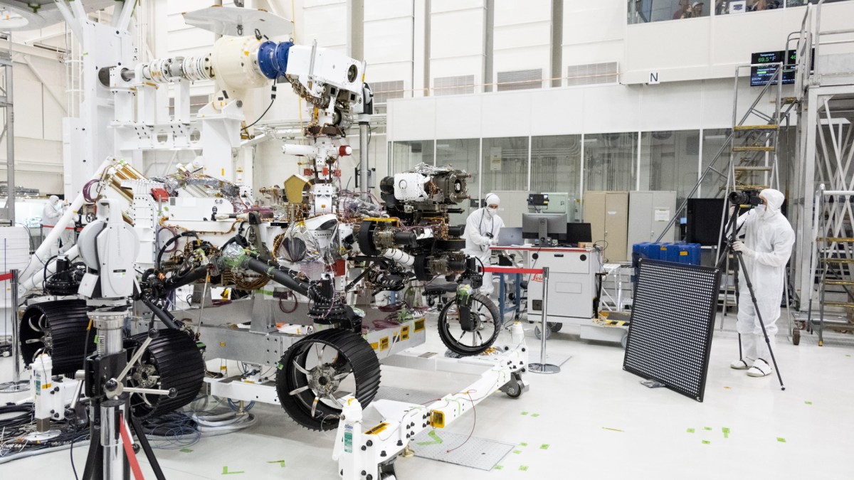 Le rover Perseverance soumis à des tests. // Source : Wikimedia/CC/NASA/JPL-Caltech (photo recadrée) Le rover Perseverance soumis à des tests. // Source : Wikimedia/CC/NASA/JPL-Caltech (photo recadrée)