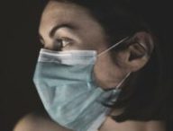 Pour être efficace, un masque chirurgical doit bien recouvrir la bouche mais aussi l'intégralité du nez. Il ne doit pas être réajusté en le touchant et, lorsqu'on le retire, il faut le saisir par l'élastique et surtout pas via sa surface, qui pourra porter le pathogène. // Source : Pixabay