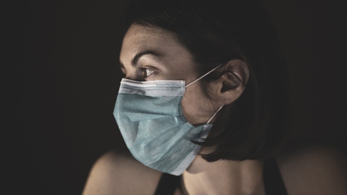 Pour être efficace, un masque chirurgical doit bien recouvrir la bouche mais aussi l'intégralité du nez. Il ne doit pas être réajusté en le touchant et, lorsqu'on le retire, il faut le saisir par l'élastique et surtout pas via sa surface, qui pourra porter le pathogène. // Source : Pixabay Pour être efficace, un masque chirurgical doit bien recouvrir la bouche mais aussi l'intégralité du nez. Il ne doit pas être réajusté en le touchant et, lorsqu'on le retire, il faut le saisir par l'élastique et surtout pas via sa surface, qui pourra porter le pathogène. // Source : Pixabay