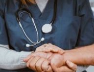 Une médecin qui réconforte un patient // Source : piqsels.com/C00 Domain