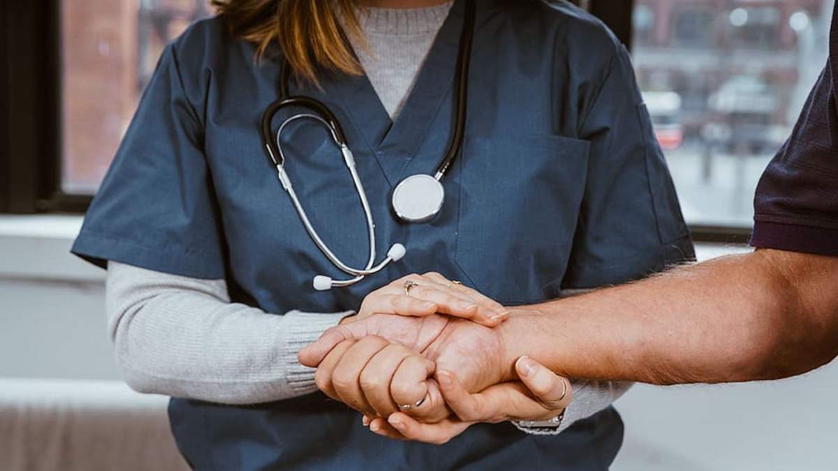 Une médecin qui réconforte un patient // Source : piqsels.com/C00 Domain Une médecin qui réconforte un patient // Source : piqsels.com/C00 Domain