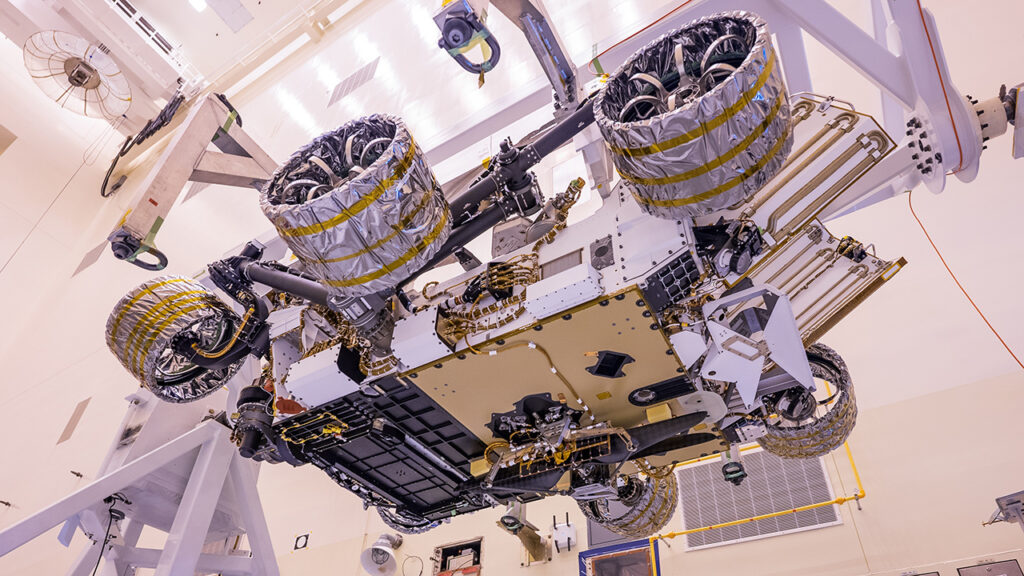 L'hélicoptère attaché au ventre de Perseverance // Source : Nasa L'hélicoptère attaché au ventre de Perseverance // Source : Nasa