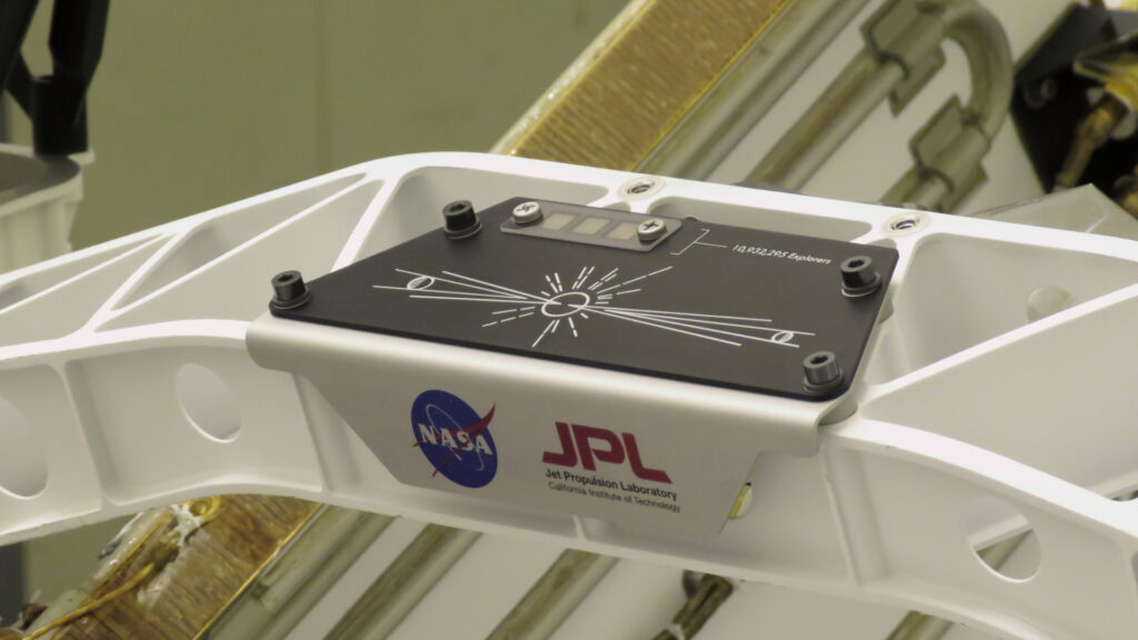 La plaque installée sur le rover Perseverance. // Source : NASA/JPL-Caltech (photo recadrée) La plaque installée sur le rover Perseverance. // Source : NASA/JPL-Caltech (photo recadrée)