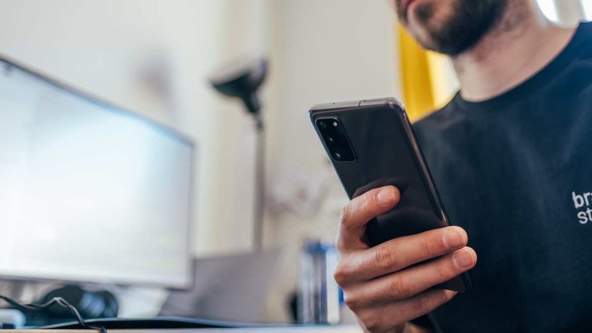 Le Samsung Galaxy S20 // Source : Jonas Leupe via Unsplash Le Samsung Galaxy S20 // Source : Jonas Leupe via Unsplash