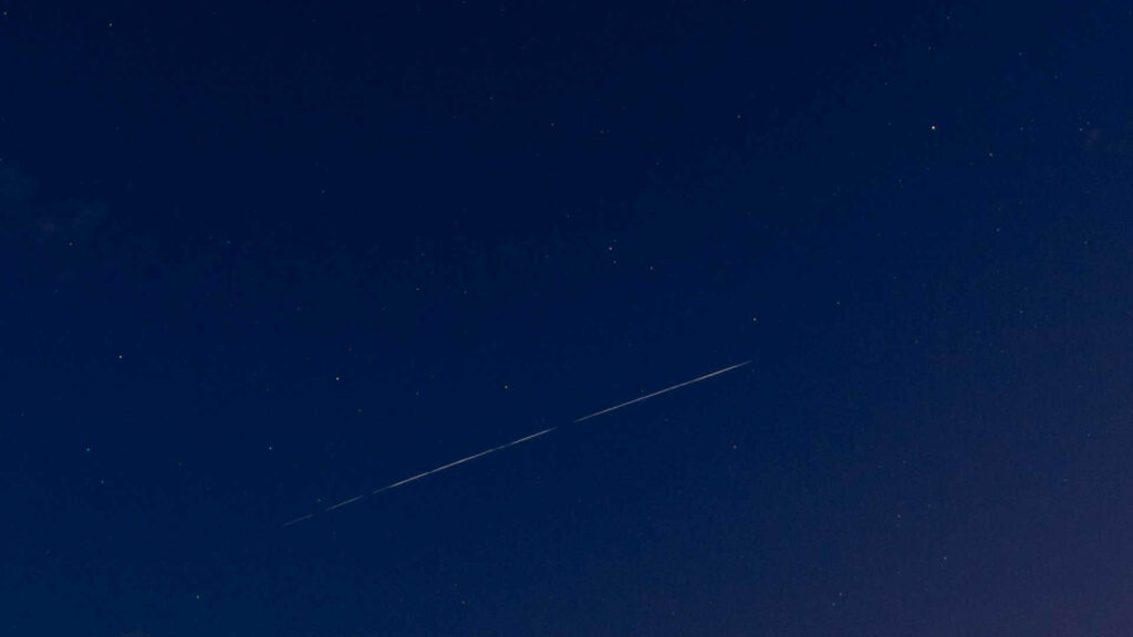 Le train de satellites photographié le 25 avril en Seine-et-Marne. // Source : Flickr/CC/Alain Stoll (photo recadrée) Le train de satellites photographié le 25 avril en Seine-et-Marne. // Source : Flickr/CC/Alain Stoll (photo recadrée)
