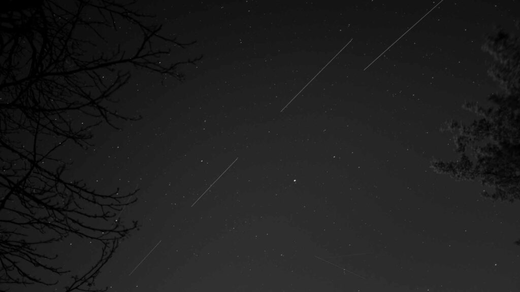 Le passage d'un train de satellites Starlink. // Source : Flickr/CC/Michael Dales (photo recadrée) Le passage d'un train de satellites Starlink. // Source : Flickr/CC/Michael Dales (photo recadrée)