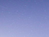 Le passage des satellites Starlink le 25 avril. // Source : Flickr/CC/Steve Elliott (photo recadrée)