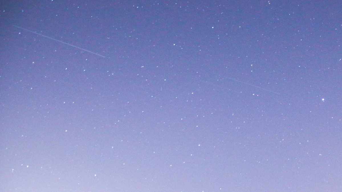 Le passage des satellites Starlink le 25 avril. // Source : Flickr/CC/Steve Elliott (photo recadrée) Le passage des satellites Starlink le 25 avril. // Source : Flickr/CC/Steve Elliott (photo recadrée)