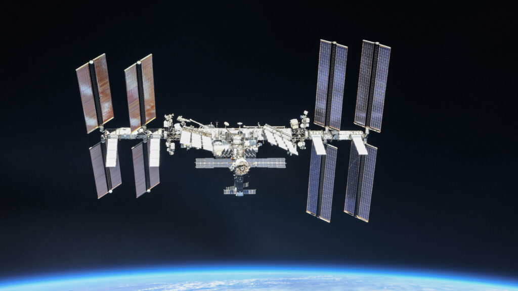 Une des directives concerne les satellites qui se trouvent à proximité de l'ISS. // Source : Flickr/CC/Nasa Johnson (photo recadrée) Une des directives concerne les satellites qui se trouvent à proximité de l'ISS. // Source : Flickr/CC/Nasa Johnson (photo recadrée)