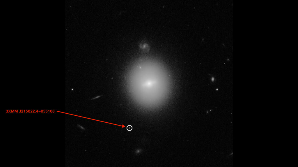 La localisation du trou noir dans les images du télescope Hubble. // Source : NASA, ESA, and D. Lin (University of New Hampshire) (annotation Numerama) La localisation du trou noir dans les images du télescope Hubble. // Source : NASA, ESA, and D. Lin (University of New Hampshire) (annotation Numerama)