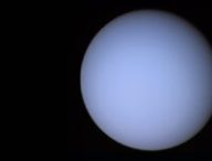 Uranus photographiée par Voyager 2. // Source : Wikimedia/CC/NASA (photo recadrée et modifiée)