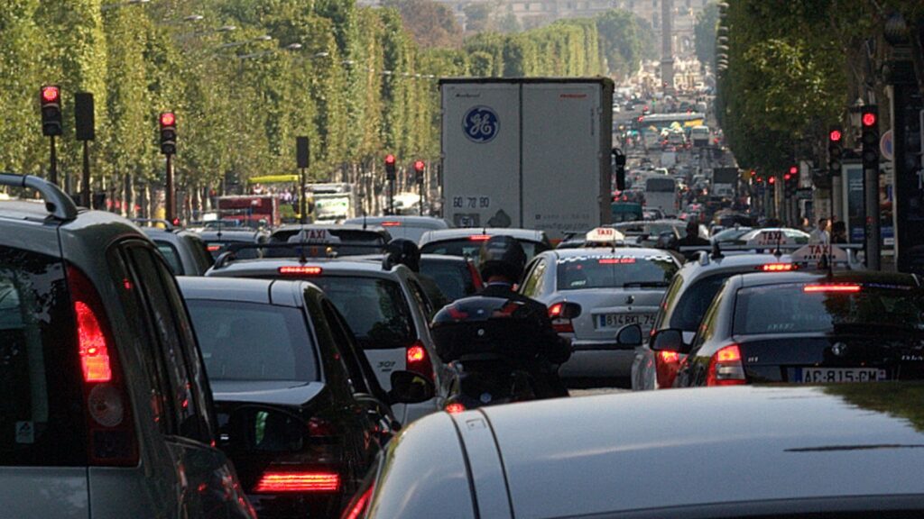 La semaine de 4 jours impliquerait des kilométrages en moins, et donc une réduction de l'impact carbone du trafic routier. // Source : Flickr/CC/Jean-François Gornet La semaine de 4 jours impliquerait des kilométrages en moins, et donc une réduction de l'impact carbone du trafic routier. // Source : Flickr/CC/Jean-François Gornet