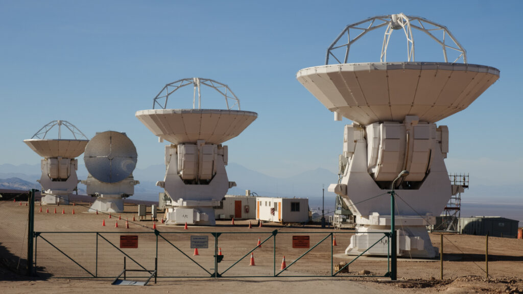 Antennes de l'observatoire ALMA. // Source : Flickr/CC/Alessandro Caproni (photo recadrée) Antennes de l'observatoire ALMA. // Source : Flickr/CC/Alessandro Caproni (photo recadrée)