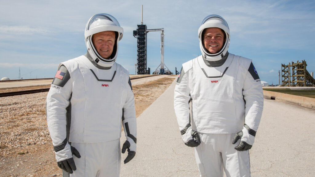 Douglas Hurley et Robert Behnken. // Source : Flickr/CC/Nasa Kennedy (photo recadrée) Douglas Hurley et Robert Behnken. // Source : Flickr/CC/Nasa Kennedy (photo recadrée)