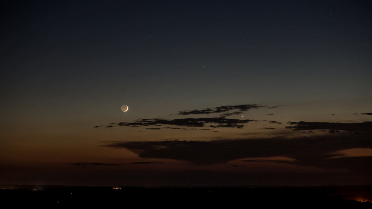 Une conjonction entre Vénus, Mercure et la Lune. // Source : Flickr/CC/Stephen Rahn (photo recadrée) Une conjonction entre Vénus, Mercure et la Lune. // Source : Flickr/CC/Stephen Rahn (photo recadrée)