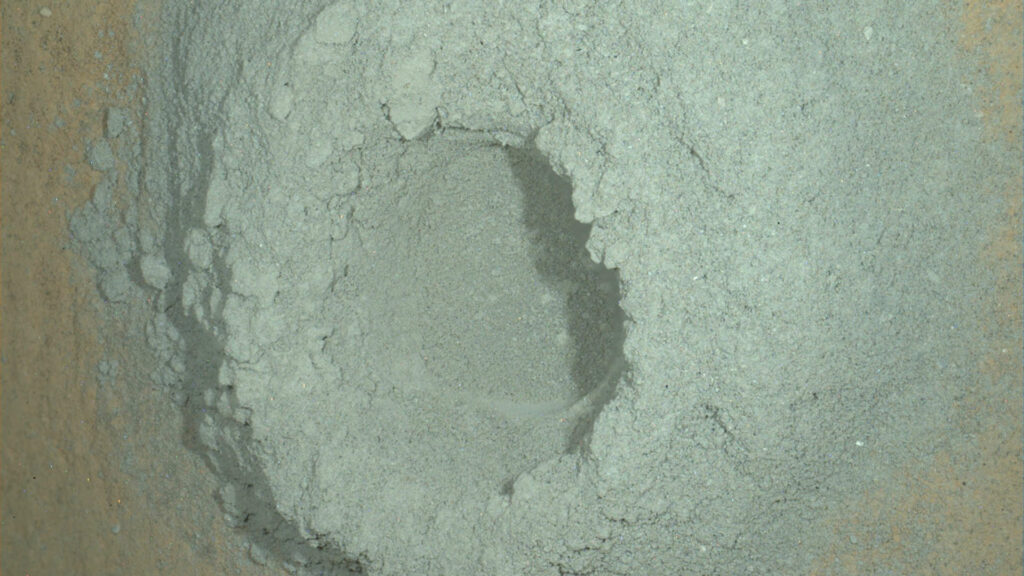 Le forage réalisé par Curiosity. // Source : Nasa Le forage réalisé par Curiosity. // Source : Nasa