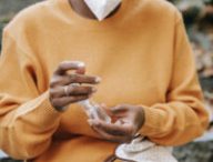 Utilisation d'un gel hydroalcoolique. // Source : Pexels/Charlotte May (photo recadrée)