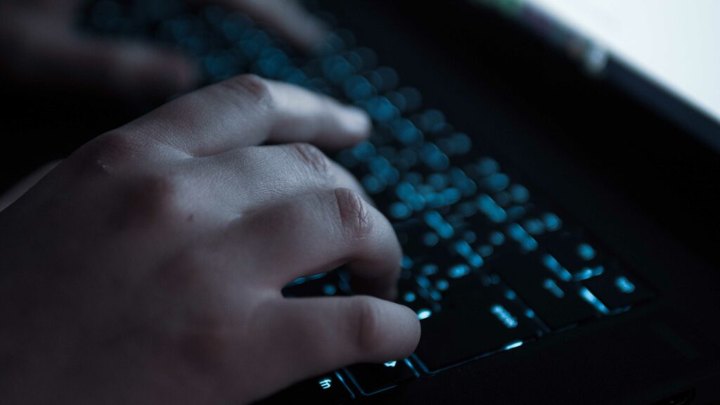Hacker // Source : Louise Audry pour Numerama Hacker // Source : Louise Audry pour Numerama