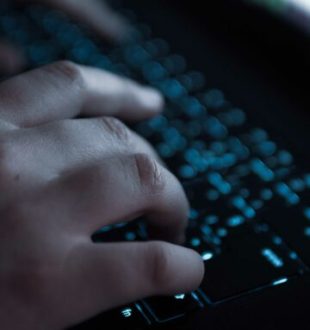 Hacker // Source : Louise Audry pour Numerama