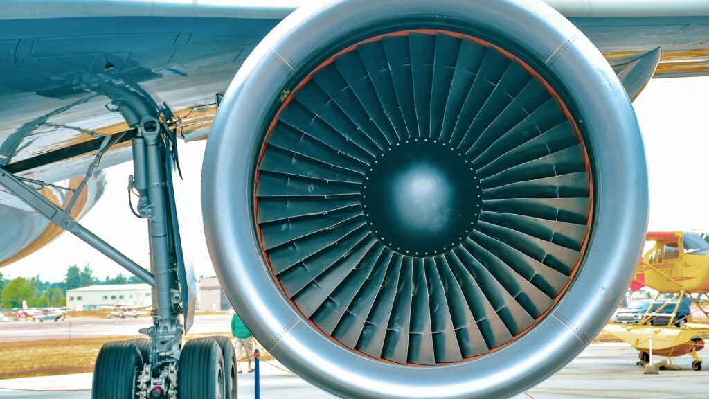 Les avions commerciaux sont propulsés à partir de combustibles fossiles. Cela participe au changement climatique. // Source : Pixabay Les avions commerciaux sont propulsés à partir de combustibles fossiles. Cela participe au changement climatique. // Source : Pixabay