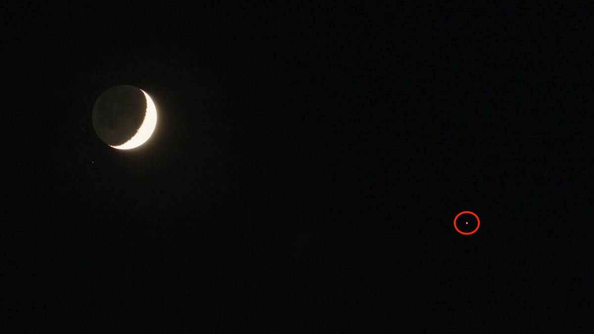 La Lune et Mars. // Source : Flickr/CC/Kevin Baird (photo recadrée et annotée) La Lune et Mars. // Source : Flickr/CC/Kevin Baird (photo recadrée et annotée)