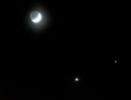 La Lune, Jupiter et Saturne en 2008. // Source : Flickr/CC/Devon Christopher Adams (photo recadrée)
