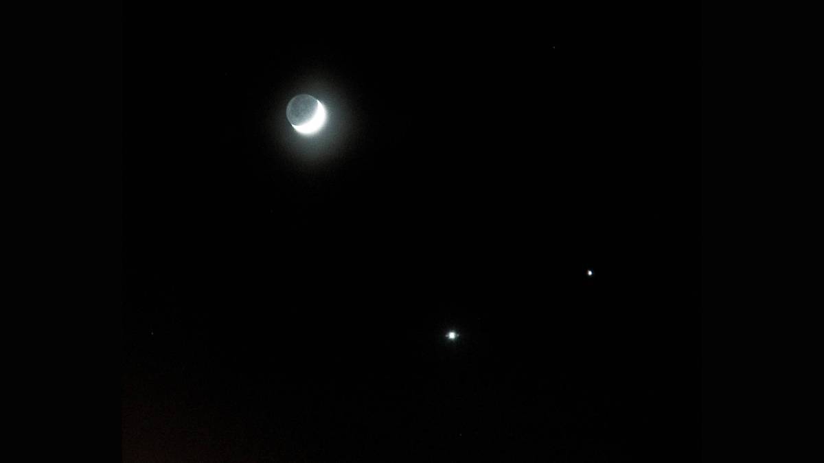 La Lune, Jupiter et Saturne en 2008. // Source : Flickr/CC/Devon Christopher Adams (photo recadrée) La Lune, Jupiter et Saturne en 2008. // Source : Flickr/CC/Devon Christopher Adams (photo recadrée)