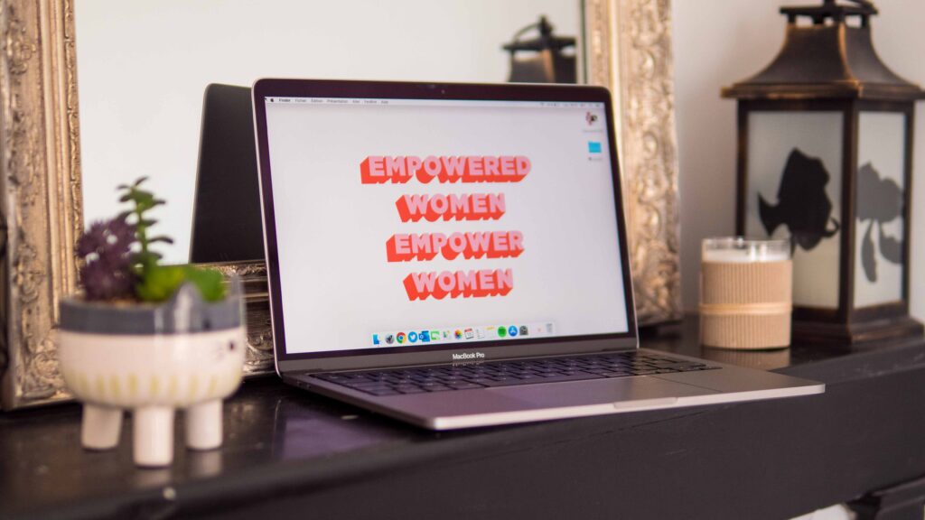 Le MacBook Pro 13 2020 // Source : Louise Audry pour Numerama Le MacBook Pro 13 2020 // Source : Louise Audry pour Numerama