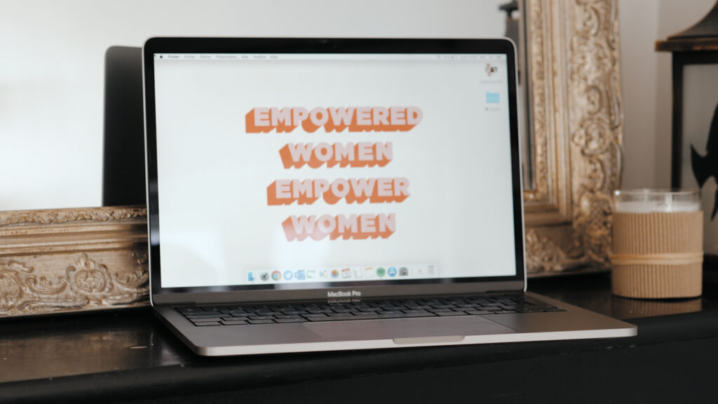 Le MacBook Pro 13 2020 // Source : Louise Audry pour Numerama Le MacBook Pro 13 2020 // Source : Louise Audry pour Numerama