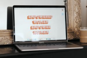 Le MacBook Pro 13 2020 // Source : Louise Audry pour Numerama Le MacBook Pro 13 2020 // Source : Louise Audry pour Numerama