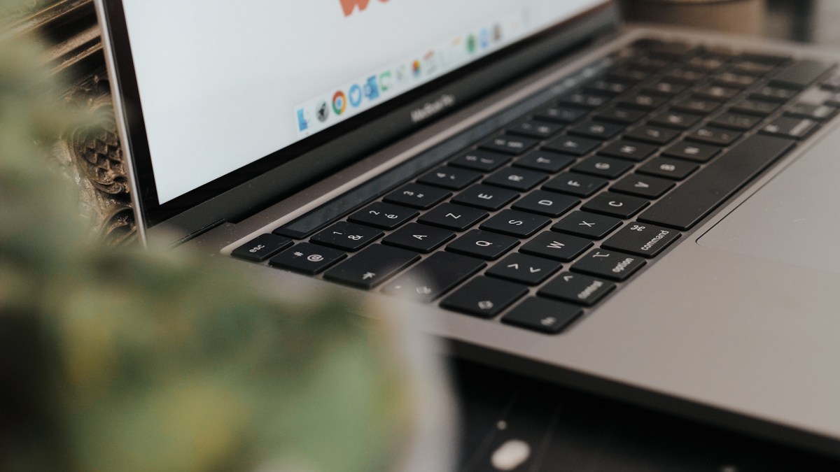 Le MacBook Pro 13 2020 // Source : Louise Audry pour Numerama Le MacBook Pro 13 2020 // Source : Louise Audry pour Numerama