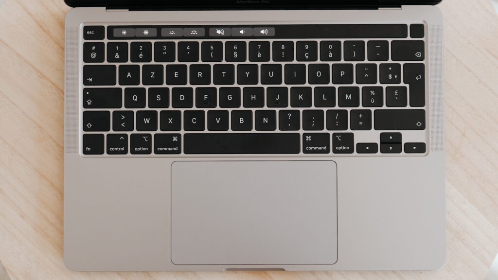 Le MacBook Pro 13 2020 et son Magic Keyboard // Source : Louise Audry pour Numerama Le MacBook Pro 13 2020 et son Magic Keyboard // Source : Louise Audry pour Numerama