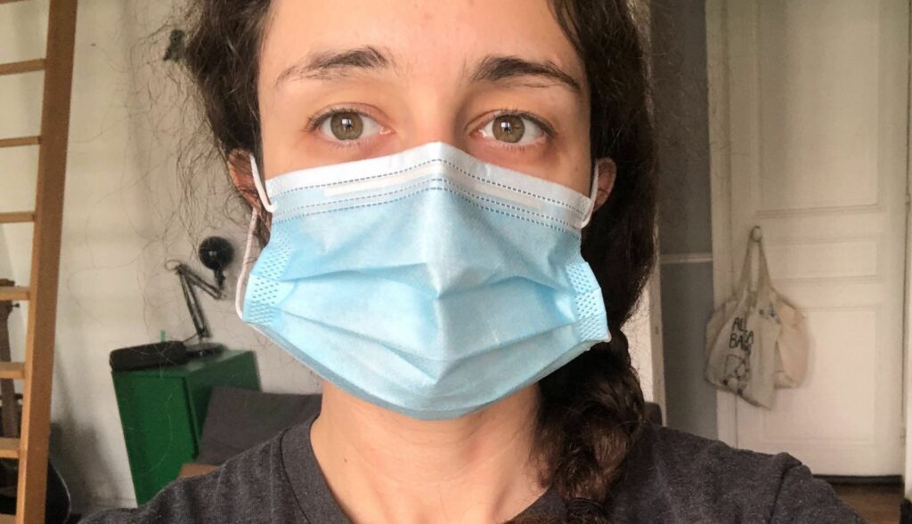 Comme vous le constatez sur la photo, le masque « baille » sur les côtés, ce qui le rend inadéquat à la filtration. // Source : Numerama / Marie Turcan Comme vous le constatez sur la photo, le masque « baille » sur les côtés, ce qui le rend inadéquat à la filtration. // Source : Numerama / Marie Turcan