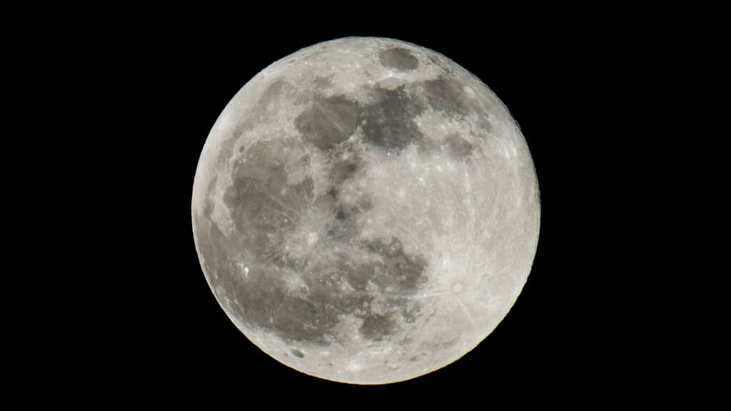 La pleine lune. // Source : Flickr/CC/Ben Fredericson (xjrlokix) (photo recadrée) La pleine lune. // Source : Flickr/CC/Ben Fredericson (xjrlokix) (photo recadrée)