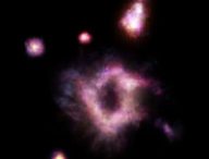 La galaxie R5519. // Source : James Josephides, Swinburne Astronomy Productions (photo recadrée et modifiée)