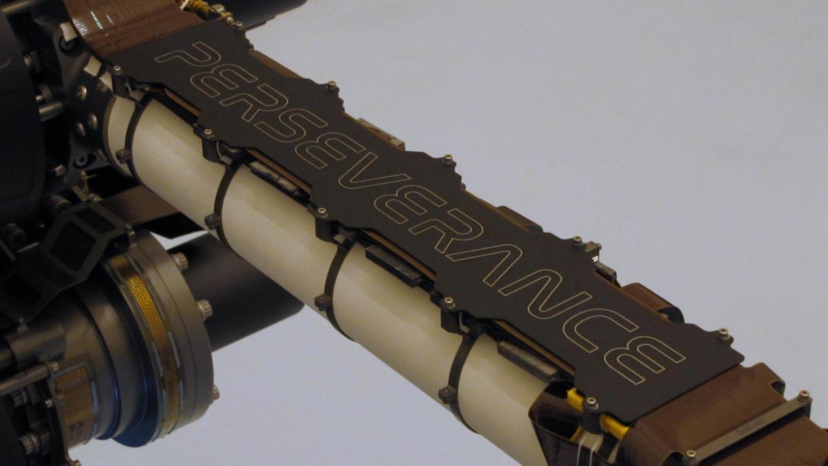 La plaque sur le bras robotisé du rover. // Source : NASA/JPL-Caltech (photo recadrée) La plaque sur le bras robotisé du rover. // Source : NASA/JPL-Caltech (photo recadrée)