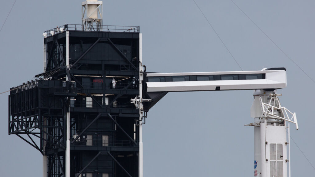 La Falcon 9 sur son pas de tir. // Source : Flickr/CC/Nasa HQ Photo (photo recadrée) La Falcon 9 sur son pas de tir. // Source : Flickr/CC/Nasa HQ Photo (photo recadrée)