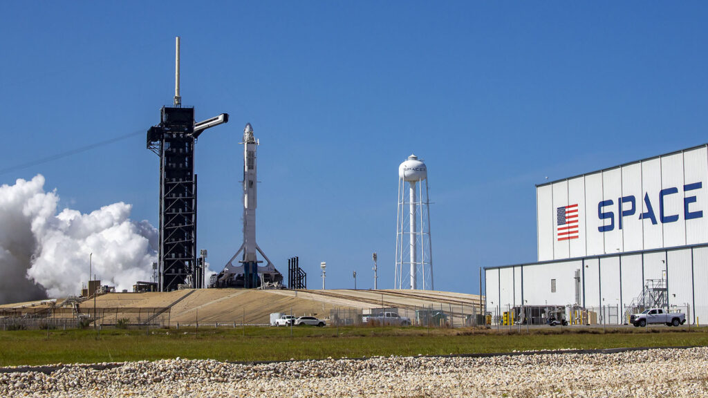SpaceX mise à feu statique Falcon 9 SpaceX mise à feu statique Falcon 9
