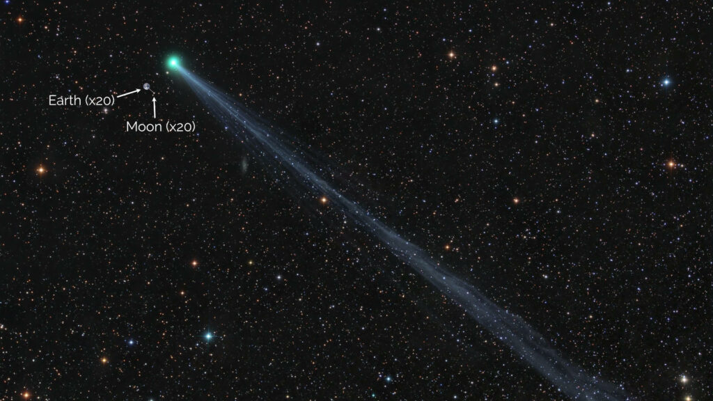 La comète Swan comparée à la Terre et la Lune. // Source : Twitter @SpaceSciSteph (image recadrée) La comète Swan comparée à la Terre et la Lune. // Source : Twitter @SpaceSciSteph (image recadrée)