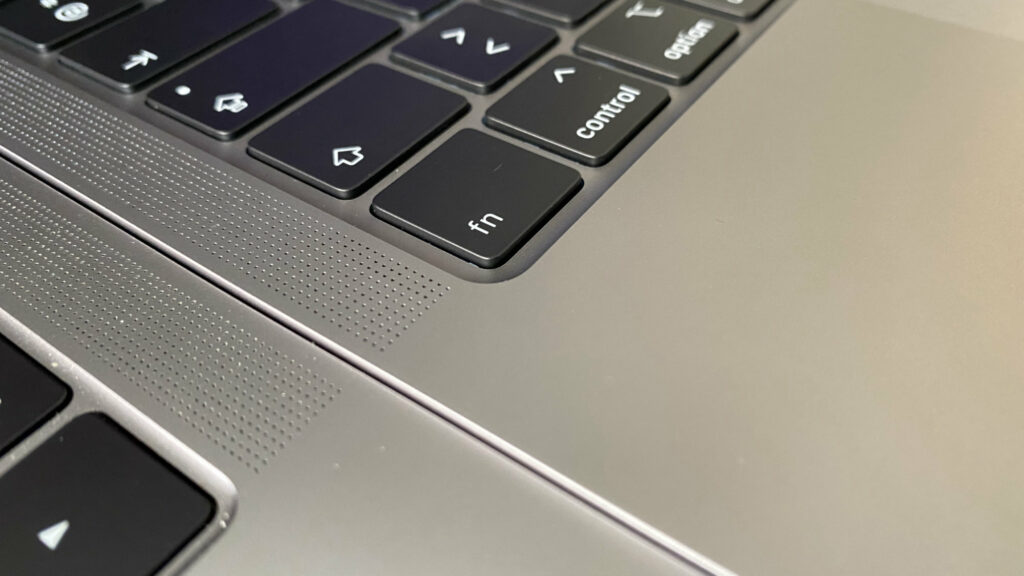 Le clavier papillon fait gagner moins d'un millimètre au MacBook Pro // Source : Louise Audry pour Numerama Le clavier papillon fait gagner moins d'un millimètre au MacBook Pro // Source : Louise Audry pour Numerama